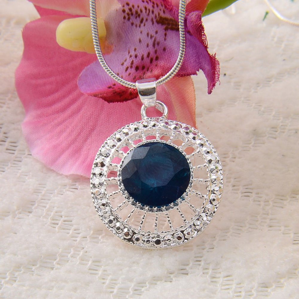 SALE ** BRAND NEW ** BEAUTIFUL SILVER & SAPPHIRE TOPAZ PENDANT NECKLACE